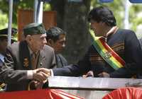 El presidente Evo Morales saluda a un veterano durante el Día del Mar, celebración que recuerda la guerra de Bolivia con Chile en 1879