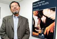 El escritor Élmer Mendoza, anteayer, durante la entrevista con La Jornada