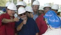 Los presidentes de Venezuela, Hugo Chávez, y de Brasil, Luiz Inacio Lula da Silva, durante la visita a la zona donde se construirá la refinería binacional Abreu y Lima, que se localizará en el puerto de Suape, a unos 40 kilómetros de la ciudad brasileña de Recife, en el estado de Pernambuco