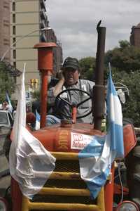 Un granjero de Córdoba, Argentina, participa en una protesta contra un nuevo impuesto que ha generado el descontento entre los productores del campo que mantienen bloqueos carreteros y un paro desde hace dos semanas