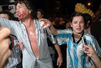 Por segunda noche consecutiva se enfrentaron en Plaza de Mayo manifestantes que apoyan a los huelguistas con grupos que respaldan a la presidenta Cristina Fernández de Kirchner; hubo forcejeos y algunos golpes, aunque no se reportaron heridos graves