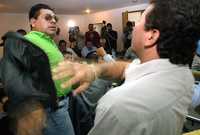 Simpatizantes de Jesús Ortega y Alejandro Encinas forcejean durante la sesión de cómputo de ayer
