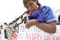 Madres y esposas de indígenas presos en diferentes penales de Chiapas realizaron ayer una manifestación en la plaza central de Tuxtla Gutiérrez, para exigir la intervención del gobierno estatal para la liberación de los denominados presos políticos en huelga de hambre