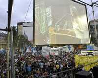 Simpatizantes de la presidenta Cristina Fernández de Kirchner, congregados en la Plaza de Mayo, siguieron mediante una megapantalla el discurso de la gobernante sobre el conflicto con productores rurales en paro que amenaza con un desabasto de alimentos