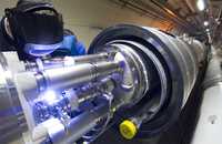 Uno de los técnicos se afana en poner a punto una de las piezas del Gran Colisionador de Hadrones