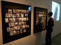 Un espectador observa las fotografías tamaño postal de la artista, incluidas en la muestra que concluirá el 22 de junio