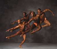 Integrantes de la emblemática compañía estadunidense de danza contemporánea