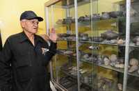 Héctor Manuel Delgado Salas, de 69 años de edad, muestra su colección de piezas prehispánicas reunidas durante 61 años. El sinaloense vende billetes de lotería, de ahí su mote de El Chino billetero