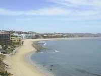 Inversionistas estadunidenses y canadienses se han apoderado de la mayor parte de las playas de La Paz y Los Cabos, mediante la creación de concesiones otorgadas a empresas domiciliadas en México, al amparo de la Ley de Inversiones Extranjeras