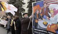 Activistas del movimiento nacionalista Unión de la Gente ondea banderas y carteles contra los esfuerzos de Ucrania para ingresar a la OTAN, ayer durante una protesta frente a la embajada de Ucrania en Moscú
