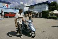 Un cubano sale de un centro comercial de La Habana con su motocicleta recién adquirida