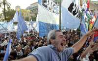 Simpatizantes de la presidenta argentina, Cristina Fernández de Kirchner, acudieron ayer a expresarle su apoyo en el conflicto que enfrenta con el paro de productores rurales que han provocado desabasto de alimentos en el país. El acto multitudinario se realizó frente a la sede del gobierno