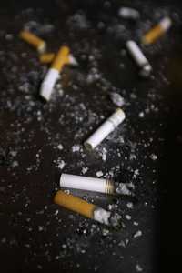 Colillas de cigarro en un cenicero de la Cámara de Diputados