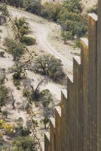 Muro contra migrantes en frontera de Sonora con Estados Unidos