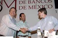 Lawrence Summers, ex secretario del Tesoro de Estados Unidos; el presidente de la Asociación de Bancos de México, Enrique Castillo Sánchez, y Robert Shiller, profesor de Economía de la Universidad de Yale, al recibir un reconocimiento por su participación en la 71 Convención Nacional Bancaria en Acapulco, Guerrero