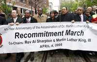 Bernice y Martin Luther King tercero (centro), hijos del reverendo asesinado hace 40 años, encabezaron este viernes una marcha en Memphis, Tennessee, con motivo del aniversario luctuoso. Defensores por los derechos, como Al Sharpton (segundo de izquierda a derecha), y cientos de personas se sumaron a la movilización