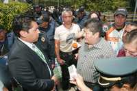 Carlos Reyes entregó en Los Pinos un documento dirigido al "señor Felipe Calderón" en el que pide la remoción de Javier Lozano