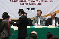 Marcelo Ebrard, jefe de Gobierno del DF, acudió a la presentación del programa para atender en la PGJDF a invidentes, débiles visuales y analfabetos