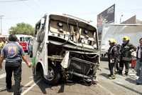 Un microbús chocó contra una camioneta en Andrés Molina y Eje 6