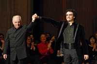 El pianista Daniel Barenboim y Rolando Villazón son ovacionados por el públicó durante el recital que ofrecieron en la capital alemana