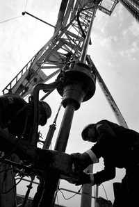 Trabajadores de Pemex exploran un pozo para extraer gas, en el estado de Veracruz