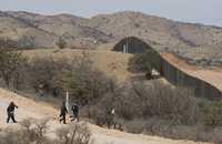 Migrantes al dirigirse al muro fronterizo en Nogales, entre México y Estados Unidos