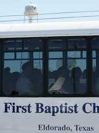 Autoridades estatales desalojan a niñas desde una colonia mormona en dos autobuses blancos de la iglesia baptista de Eldorado, Texas
