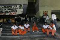 Familiares de "presos políticos" mantuvieron su plantón frente al palacio de gobierno de Chiapas durante varias semanas. El sábado, finalmente, lo levantaron