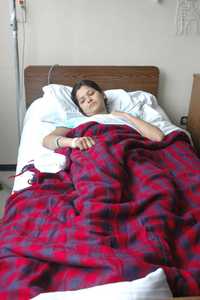 Lucía Morett Álvarez en su cama del Hospital Militar, en la capital ecuatoriana