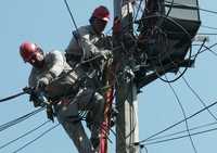 Trabajadores de LFC reparan cables derribados por el vendaval de enero