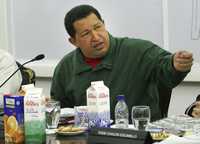 El presidente de Venezuela, Hugo Chávez, anunció el pasado jueves la nacionalización inmediata de las empresas cementeras asentadas en ese país. En la imagen, el mandatario participa en una reunión con intergrantes de su gabinete en el Palacio de Miraflores, en Caracas