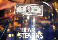 Un billete de dos dólares fue adherido a la puerta del cuartel general de Bear Stearns, en Nueva York, para ironizar el precio que pagó por acción el banco de inversiones JP Morgan a mediados del mes pasado