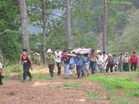 Indígenas de Chenalhó cargan el cadáver de Antonio Jiménez Ruiz, asesinado a machetazos por habitantes de Chalchihuitán, como parte de una disputa de tierras entre ambos municipios