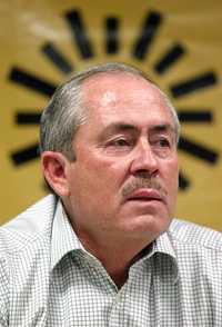 Leonel Cota Montaño, dirigente nacional del PRD, durante la conferencia de prensa que ofreció ayer