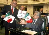 La bancada perredista de la ALDF obsequió ayer un kit consistente en una banderita de México y un letrero contra la privatización de Pemex. En la imagen, en la curul del priísta Jorge Schiaffino