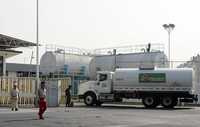 Un camión tanque de Pemex entra a aprovisionarse de combustible en un almacén de la paraestatal