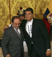 El presidente ecuatoriano felicita en Quito a Javier Ponce (izquierda), el nuevo ministro de Defensa