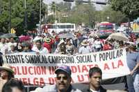 Unos mil trabajadores de la Universidad de Sonora, en huelga desde el 3 de abril, se manifestaron en Hermosillo para demandar respuesta a sus demandas de aumento salarial de 30 por ciento