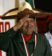 Hugo Chávez recibió ayer un reconocimiento de la Fundación Emiliano Zapata, que le entregó Ana María Zapata, por considerar que el presidente de Venezuela ha dado continuidad a los ideales del revolucionario mexicano. La ceremonia tuvo lugar en el Museo de Bellas Artes de Caracas, durante la inauguración de una exposición sobre el caudillo del sur