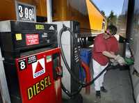 En Estados Unidos la gasolina y el diesel siguen rompiendo récords por sus precios de venta al público. El galón (3.7 litros) de gasolina se vendía ayer a un promedio de 3.35 dólares, una marca histórica, y 56 centavos más caro que hace un año, según la Asociación Automovilista