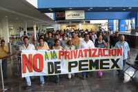 Miembros de la resistencia civil pacífica protestaron ayer en el aeropuerto de Acapulco, Guerrero, contra la privatización de Pemex