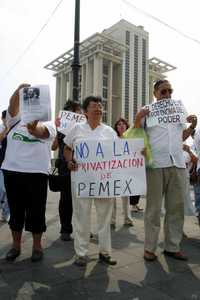 Seguidores del "presidente legítimo" protestaron ayer en el puerto de Veracruz contra la privatización de Pemex