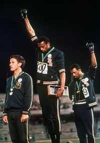 Momento en que Tommie Smith y John Carlos son premiados y, mientras se escucha el himno estadunidense, protestan en nombre del black power, el 16 de de octubre de 1968, en México