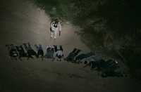 Agentes de la Patrulla Fronteriza vigilan a un grupo de indocumentados que fueron capturados en el desierto de Arizona