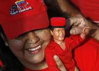 Una simpatizante del presidente venezolano Hugo Chávez celebra el retorno al poder del gobernante tras el golpe de Estado perpetrado el 11 de abril de 2002 y superado dos días después, como alude el texto en la gorra; con una concentración multitudinaria concluyó ayer la Semana del Bravo Pueblo, con la que se festejó "el comienzo del fin de la hegemonía del imperio" estadunidense en América Latina