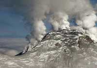 La erupción del volcán Nevado del Huila, en el suroeste colombiano, no provocó víctimas mortales ni daños materiales, y su actividad sísmica disminuyó, informaron autoridades que mantienen una "estricta vigilancia" en el área. La imagen es de febrero de 2007