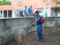 En Cárdenas, Tabasco, trabajadores desinfectan el hospital del IMSS que se inundó el domingo debido a las fuertes lluvias y fallas en el sistema de drenaje