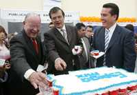 El embajador de Canadá en México, Guillermo E. Rishchynski; el jefe de Gobierno capitalino, Marcelo Ebrard, y el delegado de Azcapotzalco, Alejandro Carbajal, durante una gira por la demarcación