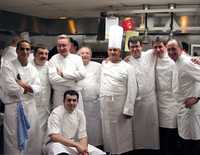Matías Palomo, Pello, Alain Ducasse, Igor (abajo), Juan Marí Arzak, Paul Bocuse, Bruno Oteiza, Eric y Averlaine, en la cocina del hotel The Pierre, en Nueva York, en abril de 2002