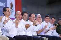 El presidente Felipe Calderón durante un acto en Tabasco. Lo acompaña el secretario de Gobernación, Juan Camilo Mouriño (a su izquierda), entre otros